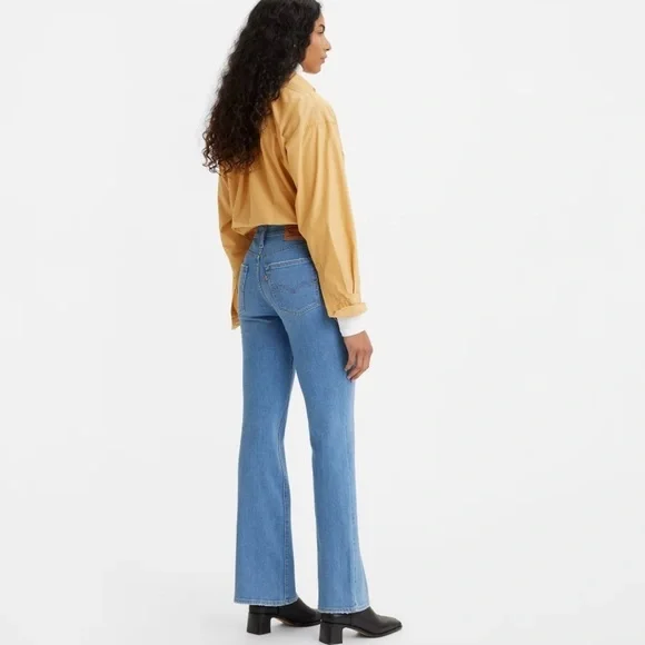 725 HIGH RISE BOOTCUT WOMEN'S JEANS Zip Fly Light Wash Size (2) 26”X30”